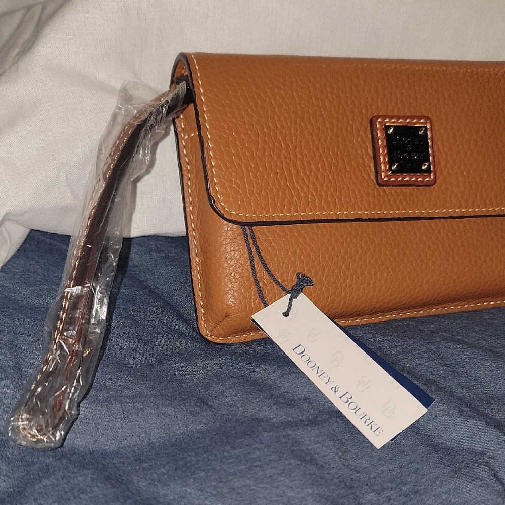 Dooney & Bourke Tan Wristlet. - Picture 2 of 8